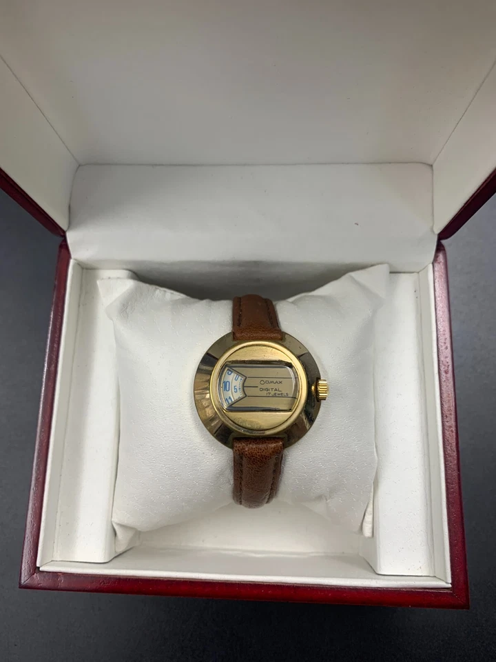 VINTAGE OMAX DIGITAL JUMP HOUR WATCH 1970'S MANUAL SPACE AGE 30MM GOLD PLATED - Image 4 of 4
