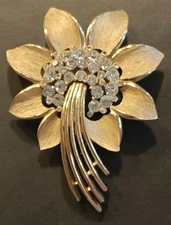 Gorgeous Vintage Crown Trifari Gold Tone Trifarium Floral Rhinestone Brooch Pin