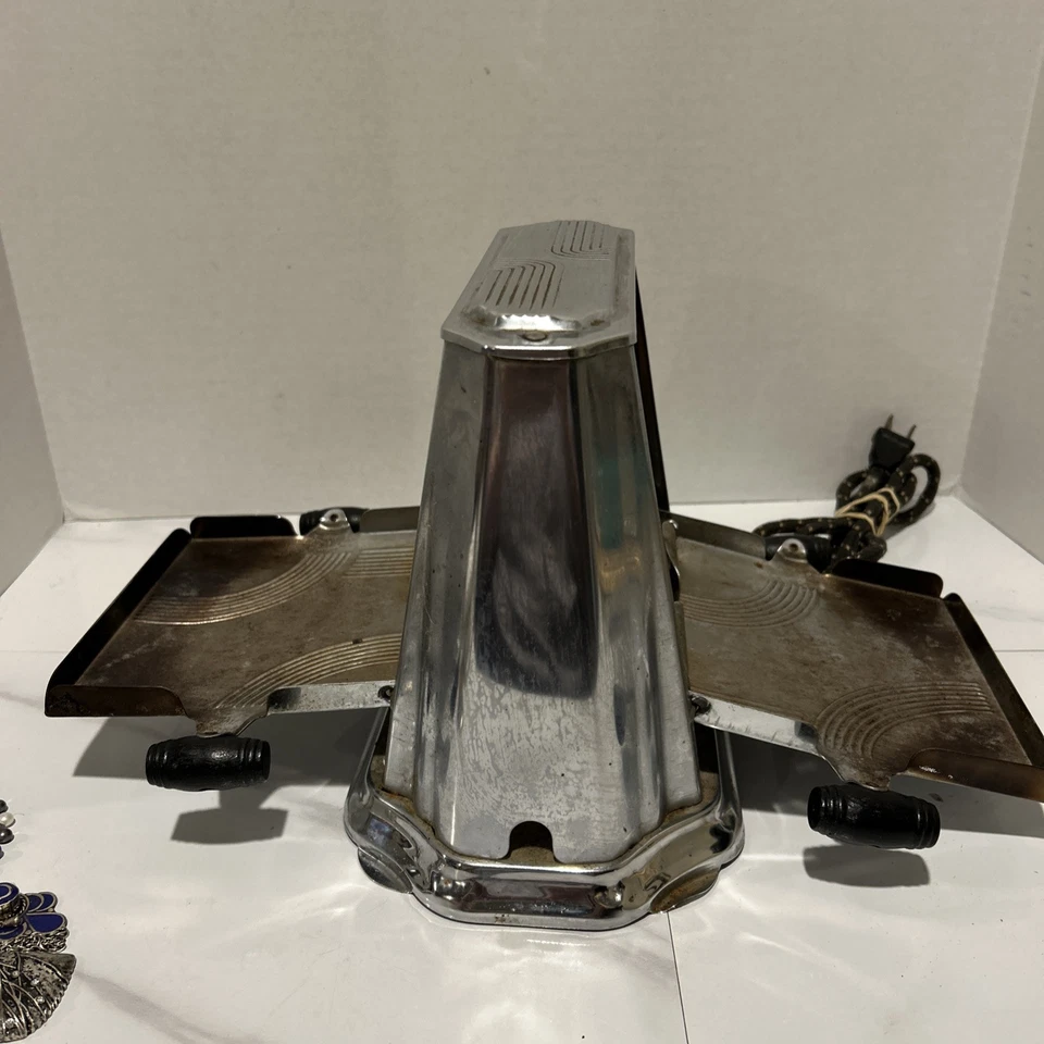 Antique Toaster. Works Great! Can Use A Little Cleaning - Image 3 of 4