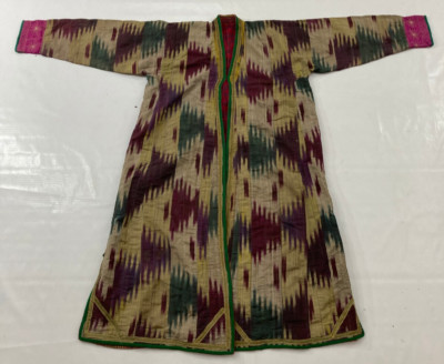 Vintage handbesticktes schönes usbekisches Ikat Chapan mehrfarbiges Hemd