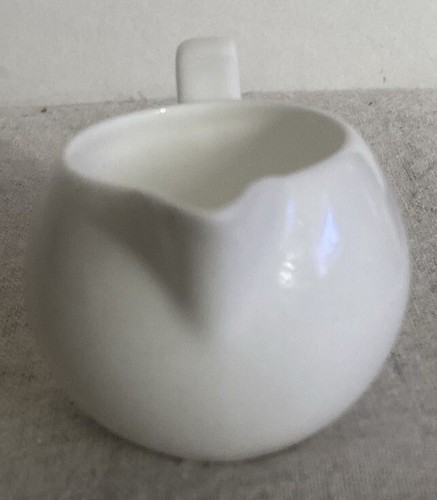 (2) Dos cremas Rosenthal "Jade" blancas de hueso fino de 3 oz. & 1 oz. - Imagen 9 de 16