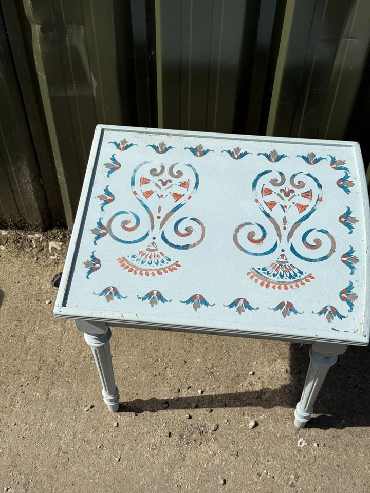 MESA LATERAL DECORATIVA PINTADA VINTAGE COM DESIGN FLORAL ARTE POPULAR - Imagem 2 de 4