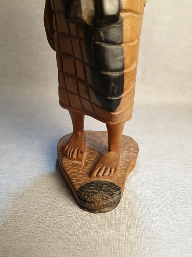 Estatua africana de madera tallada a mano de colección mujer llevando una jarra y un niño tribal - Imagen 5 de 12