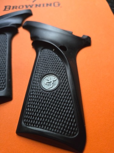 New Factory Grips for Browning Buckmark UFX Black with Medallions - Picture 4 of 5
