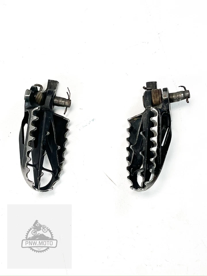 2006 07-11 HONDA CRF250R CRF 250R OEM FOOT PEGS STEPS RESTS - Image 3 of 4