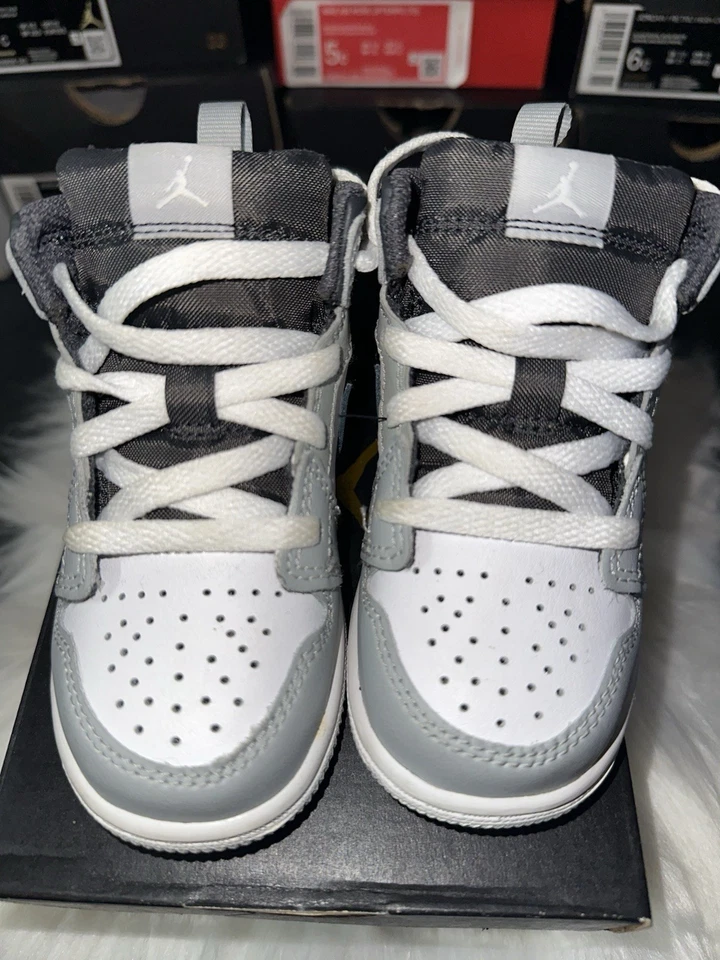 Niño pequeño Jorden 1 gris medio y blanco ligeramente usado con caja talla 6c usado Foto 3 de 4