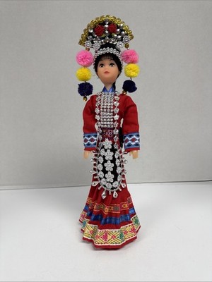 Vintage traditionelle chinesische ethnische Puppe rotes Kleid freistehend