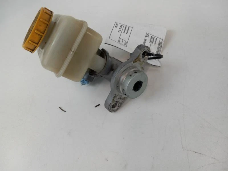 Nissan Pathfinder 2004 cilindro maestro de freno Foto 2 de 4