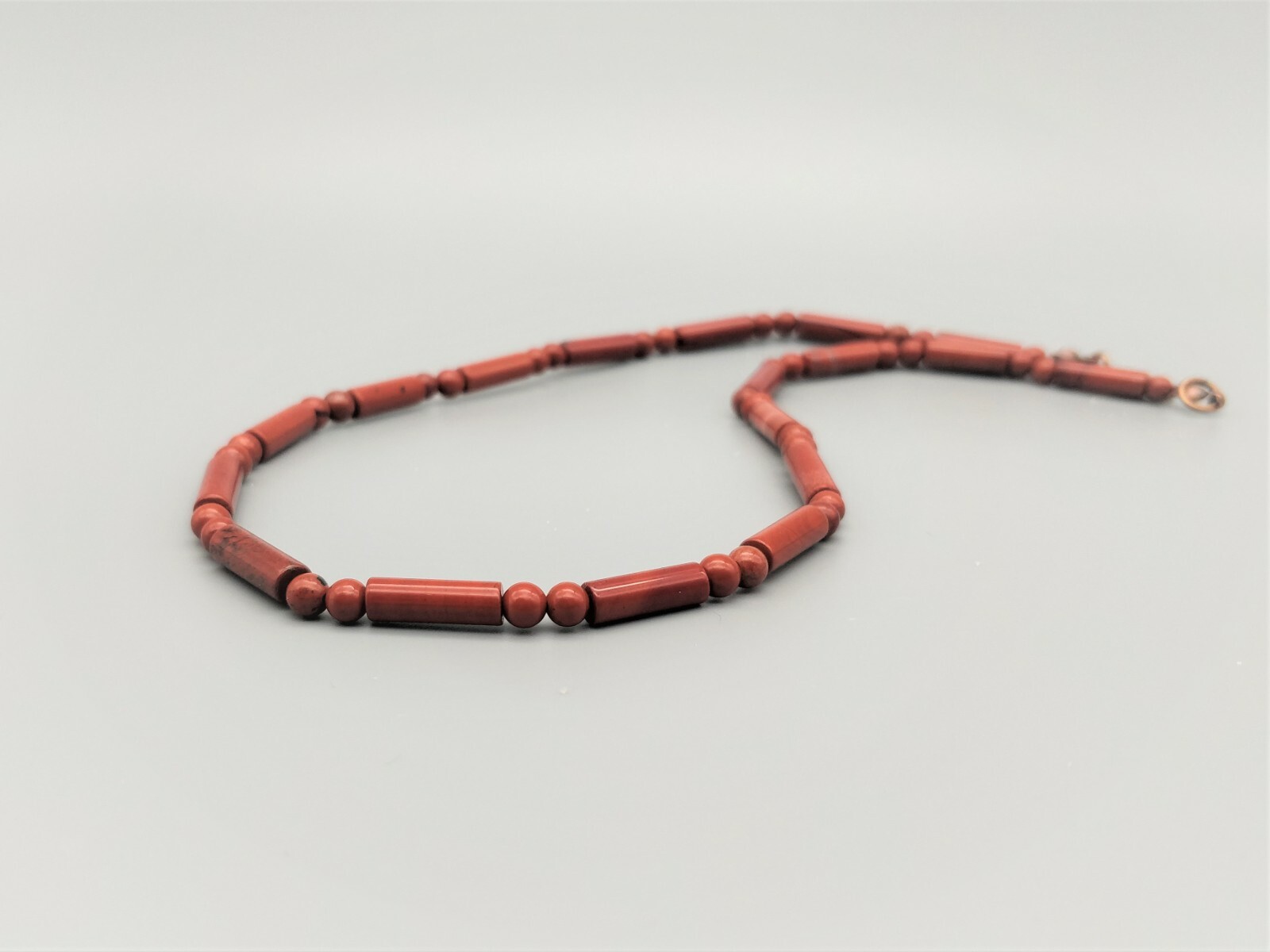 Collier jaspe rouge 40 cm, l'harmonie des pierres naturelles rondes pour sublimer votre cou