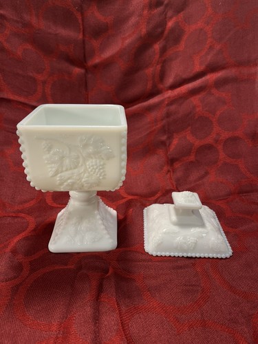 Vintage WESTMORELAND MILK GLASS BEADED Pedestal Candy Dish GRAPE VINES -- 5379 - Picture 4 of 10