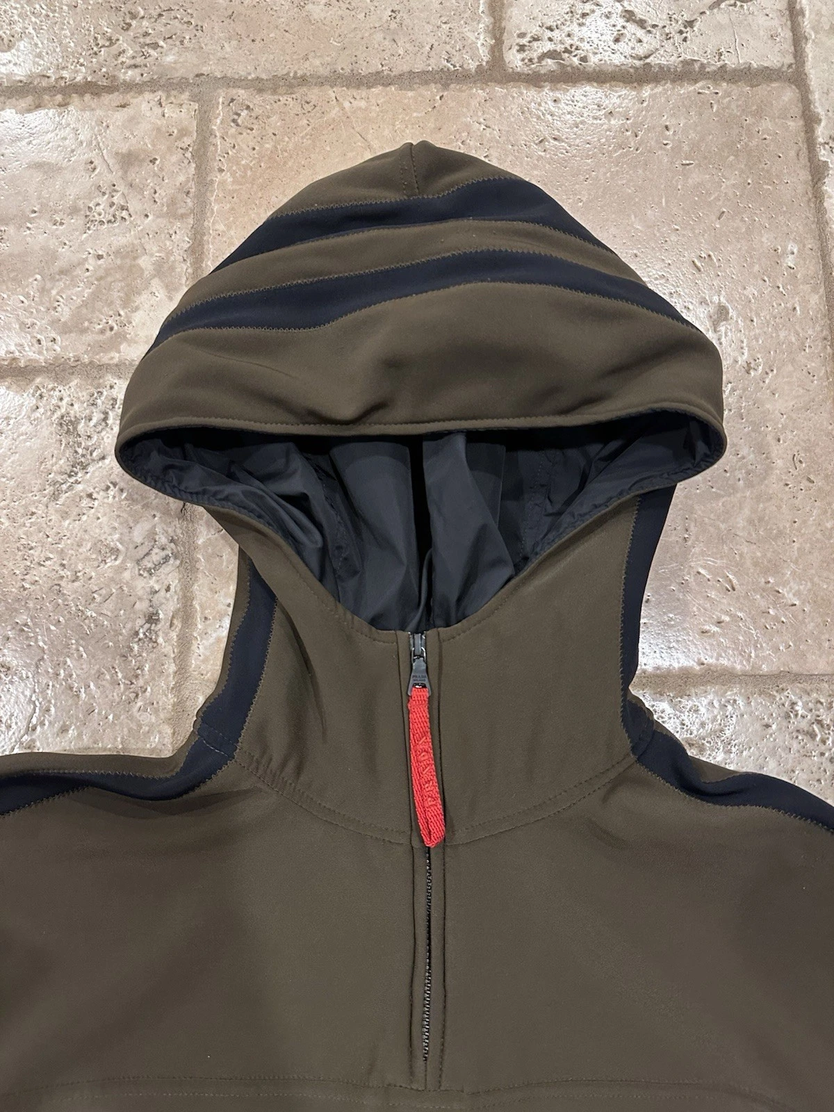 Felpa con cappuccio Prada verde oliva nylon tecnico quarto zip logo rosso linguetta ��