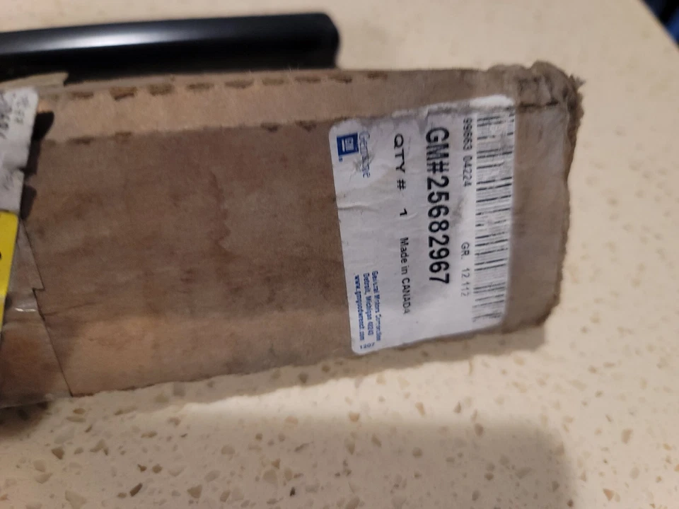 Moldura central puerta lateral pasajero delantero original GM 25682967 nos Foto 2 de 4