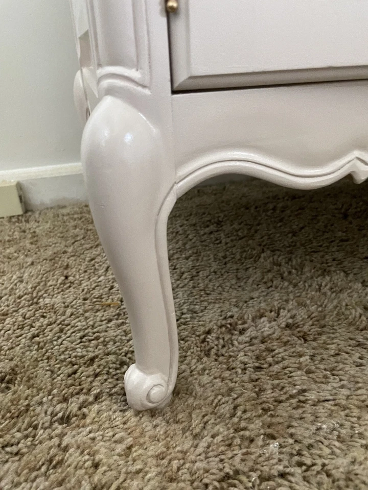 Mesitas de noche provinciales francesas de mediados de siglo Hollywood Regency Foto 2 de 4