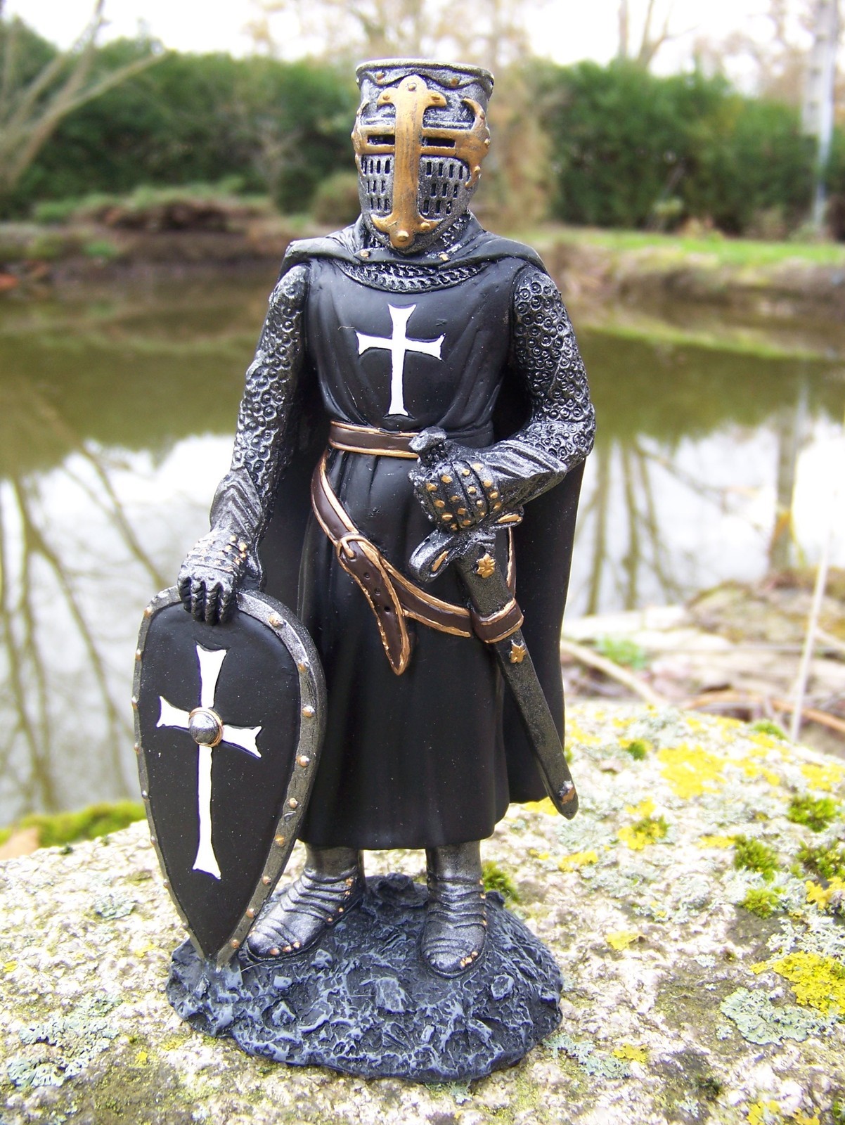 Figurine chevalier croisé médiéval de 18cm pour sublimer votre bibliothèque