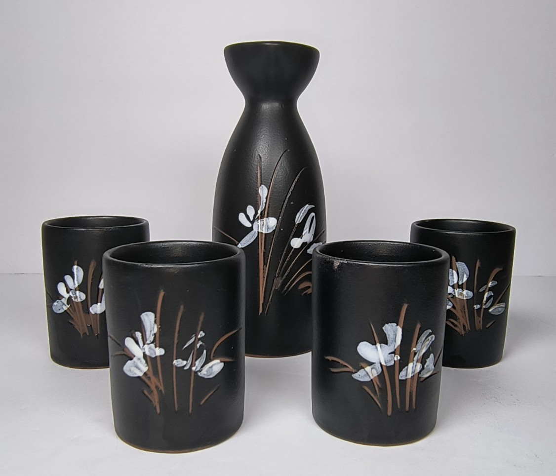 Japanese Porcelain Sake Set - 1 Carafe & 4 Cups - Black White Flower