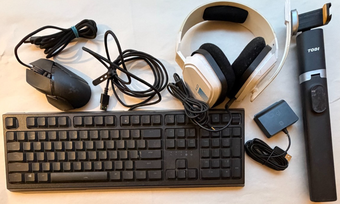 MIXED LOT ELECTRONICS - MIXED ACCESSORIES ETC - AS SHOWN  - SEE PICTURES