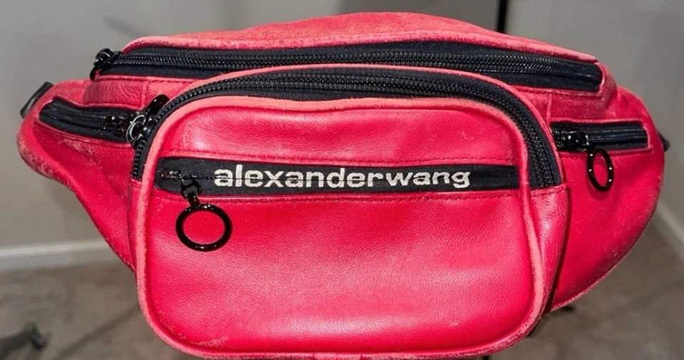 Riñonera Alexander Wang Attica roja. Hermoso cuero suave, desgaste en los bordes $950 Foto 3 de 4