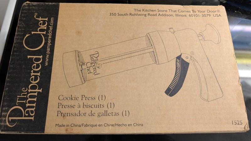 The Pampered Chef 1525 Cookie Press with 16 Discs - White