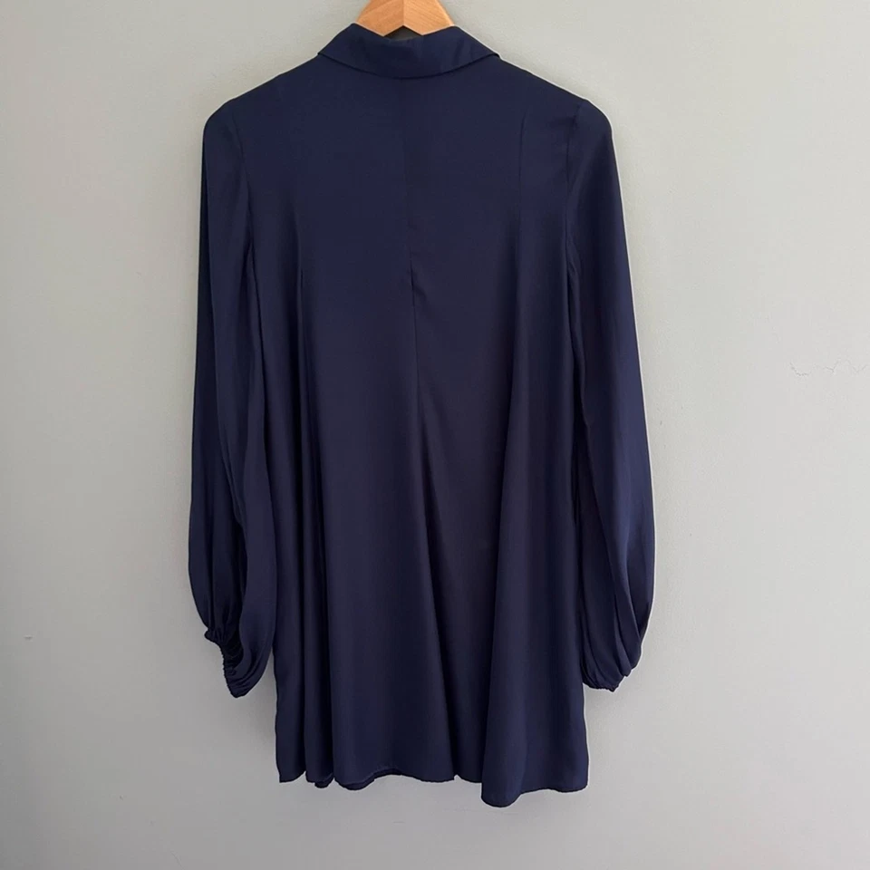 Camisa de vestir AMANDA UPRICHARD 100 % seda azul marino manga larga talla mediana Foto 3 de 4