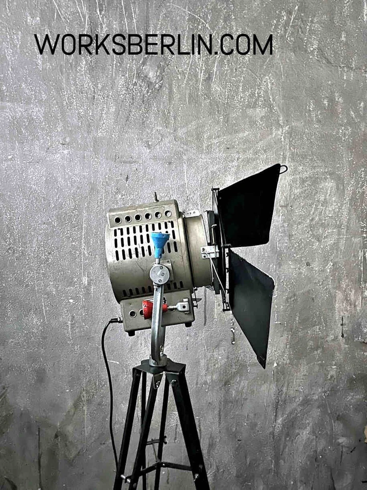 Restaurierter vintage Filmscheinwerfer Theaterlampe auf Holzstativ 1950er - Bild 2 von 4