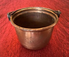 Ancien petit chaudron en cuivre rouge avec anse en fer forgé
