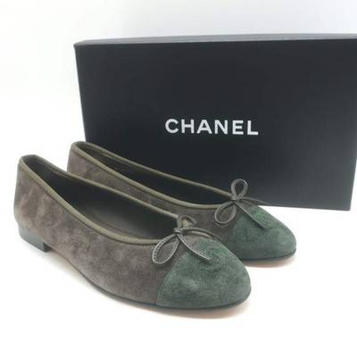 CHANEL ダークグリーン フラットシューズ Chanel 25A CC Cap Toe Suede Ballet Flats Dark Khaki Green Size 39C