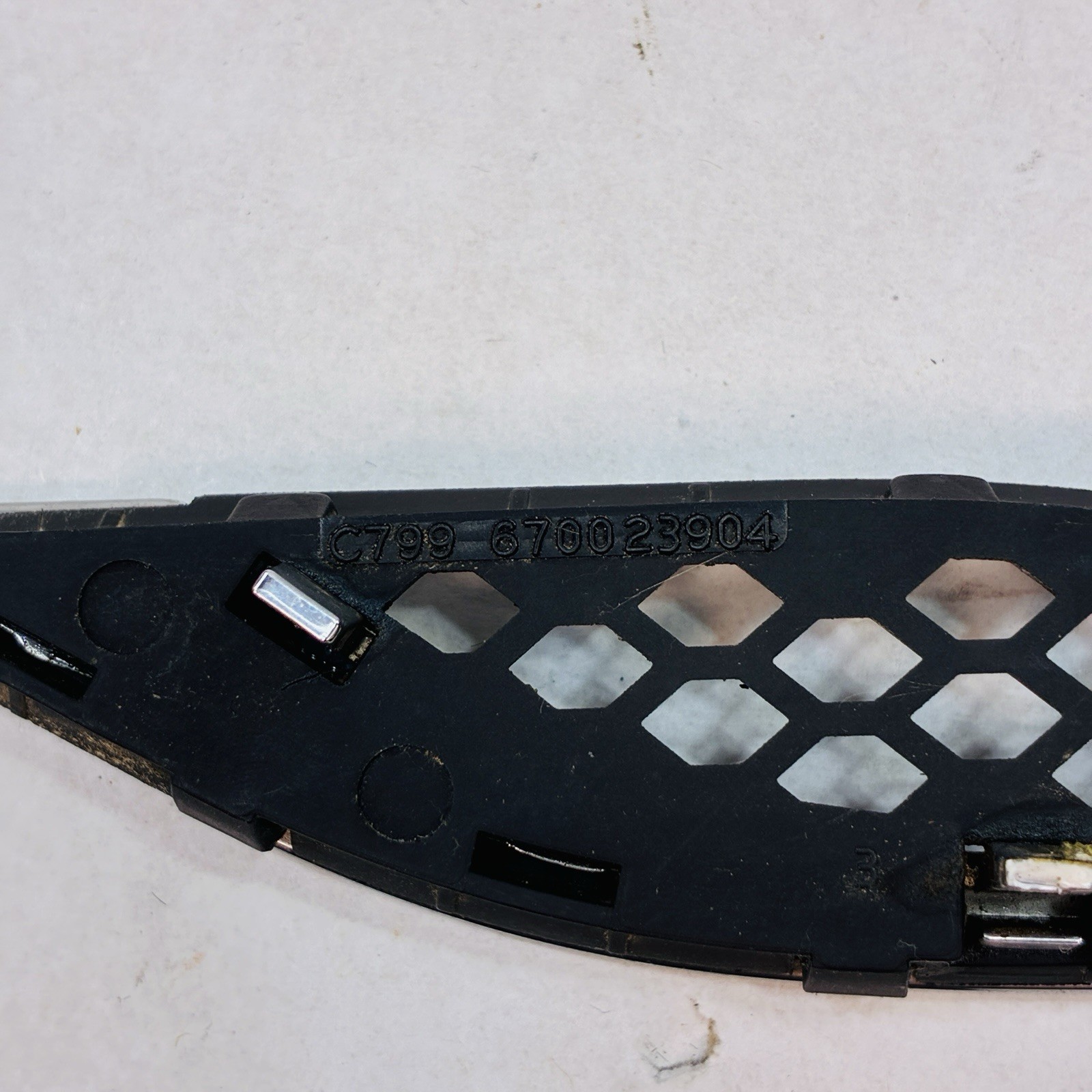 2014-2020 MASERATI GHIBLI FRONT RIGHT PASSENGER SIDE FENDER GRILLE MOLDING OEM