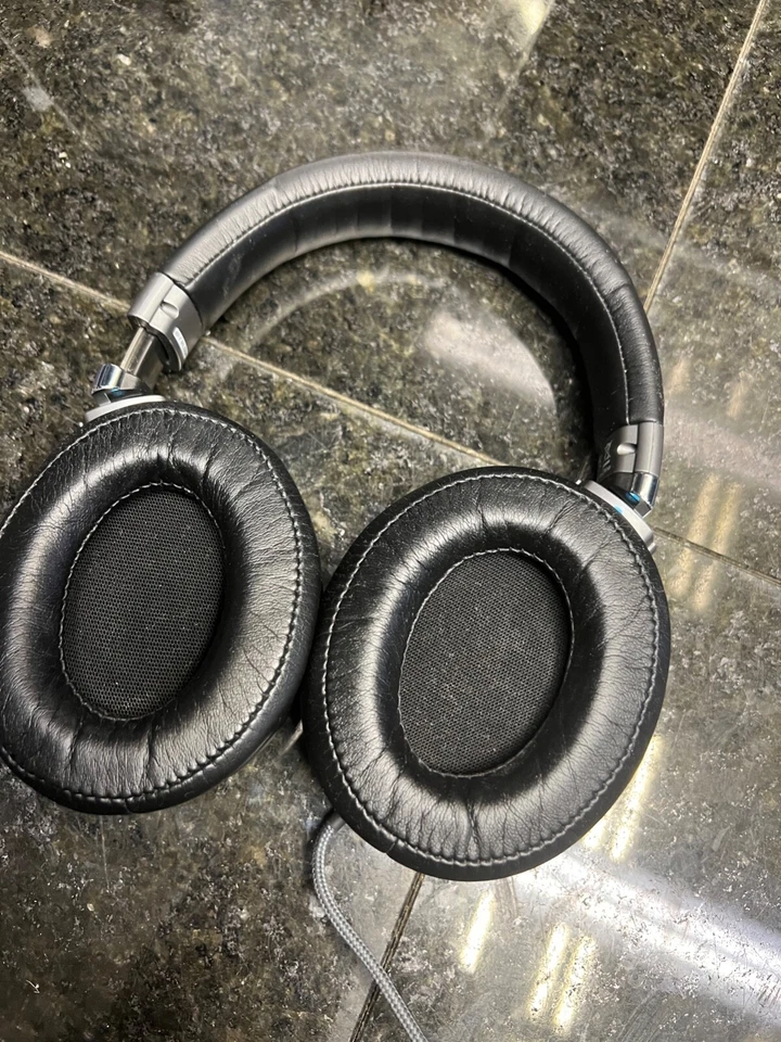 Reloop SHP8 Professional Over-Ear Headphones for Studio and Monitoring - Image 3 of 4