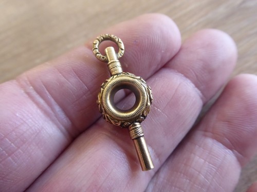 STUNING ANTIQUE YELLOW METAL GOLD POCKET WATCH KEY