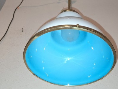 Deckenlampe, Schirm Milchglas innen hellblau D24 cm mit Halterung Messing 95 cm