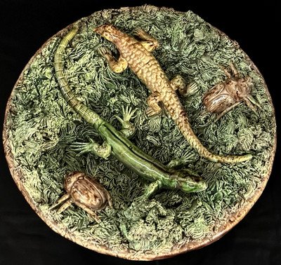PALISSY MAJOLICA PORTUGUESE 8.25'' WALL HANGING PLATE W/ LIZARDS & BEETLES 19TH C