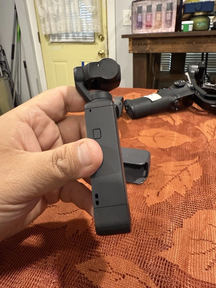 DJI Osmo Pocket 1 Estabilizador de 3 Ejes y Cámara de Mano 4K con Estuche Foto 3 de 4