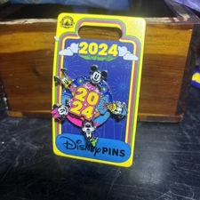 Disney Parks 2024 Year Mickey & Friends Minnie Donald Goofy Pluto Spinner Pin