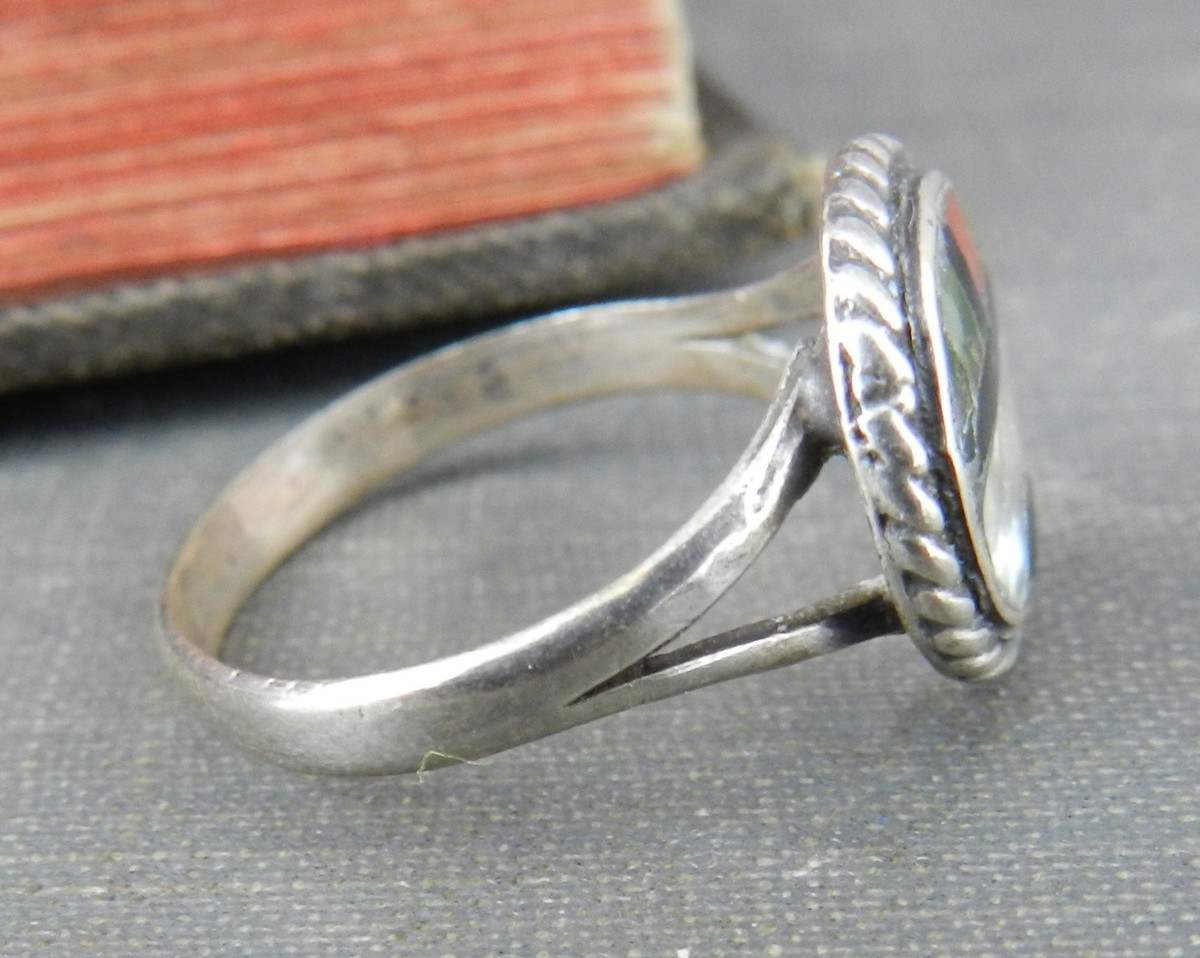 Vintage 925 Sterling Silver Inlaid Stone Round Tribal Design Ring 