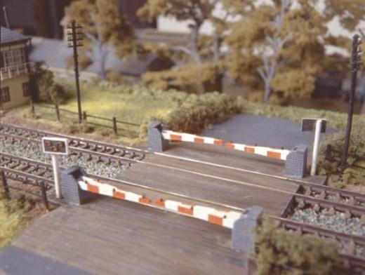 Ratio 235 Level Crossing with Barriers Plastic Kit N Gauge