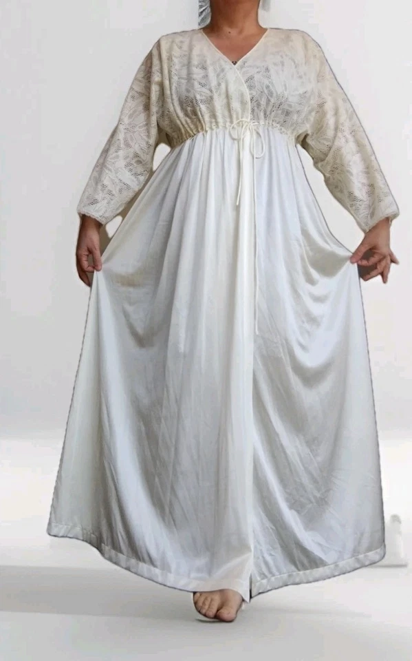 Roupão de Noiva Vintage Anos 70 Vanity Fair DuPont Nylon Renda Palma XXL Creme Marfim - Imagem 2 de 4