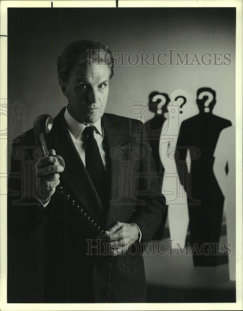 1992 Press Photo Robert Stack hosts the special edition of 