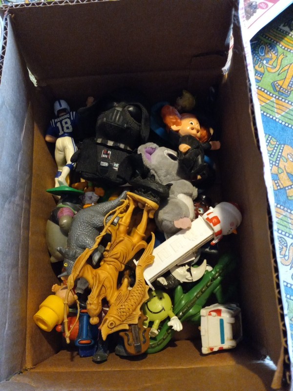 Lot of 25 PLUS VINTAGE Mixed Figurines+Toys (PREOWN)