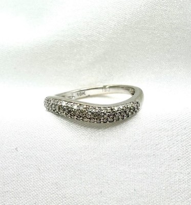 Schöner gewellter moderner natürlicher Diamant Ring 10 Karat Weißgold Größe 7,25