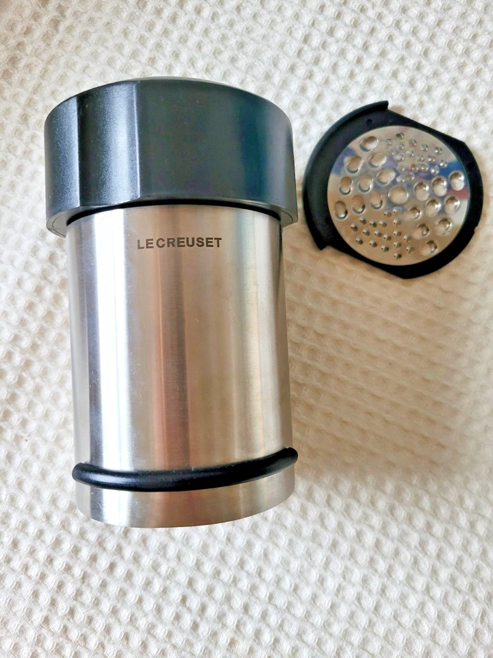 Le Creuset Stainless Edelstahl Käsereibe Reibe / Stainless Steel Cheese Grater