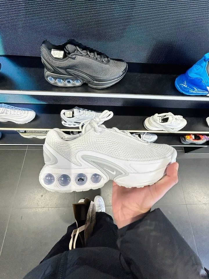 Nike Sportswear AIR MAX DN - Scarpe da ginnastica taglia 7 UK bianco e argento - Immagine 2 di 4