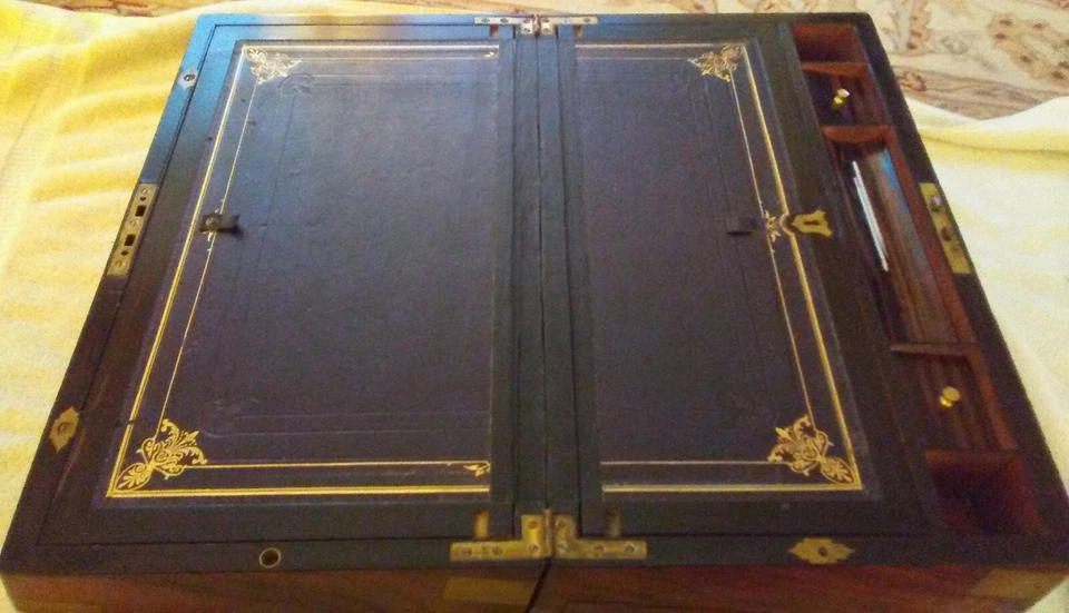 ДОРОЖНЫЙ СТОЛ ДЖЕНТЛЬМЕНА. ОРЕХ, ЧЕРНОЕ ДЕРЕВО, ЛАТУНЬ, 1878. W ПРОИСХОЖДЕНИЕ. НЕТРОНУТЫЙ - Изображение 4 из 4