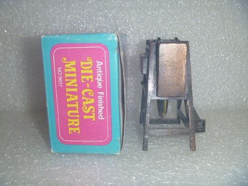 Antiguo sacapuntas miniatura fundido a presión acabado bronce - rueda giratoria - Imagen 2 de 8
