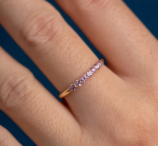 Alianza de zafiro rosa alianza de media eternidad enchapada en oro plateado alianza apilable Foto 2 de 4