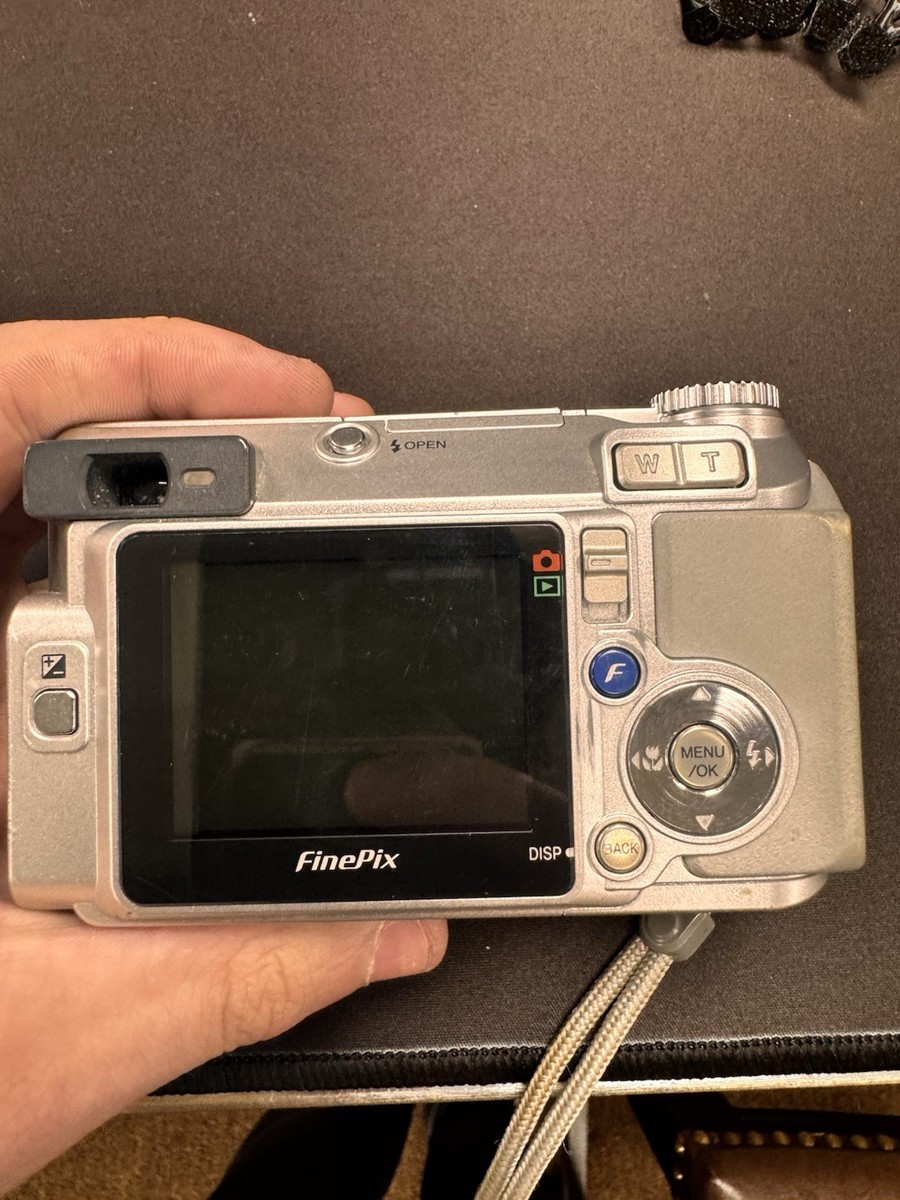 フジフイルム　FinePix E550　デジタルカメラ Fujifilm Finepix E Series E550 6.3MP Digital Camera - Silver