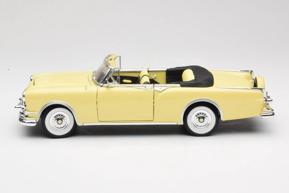 92798 Packard Caribbean Convertible Yellow Road Signature 1:18 - Immagine 4 di 4