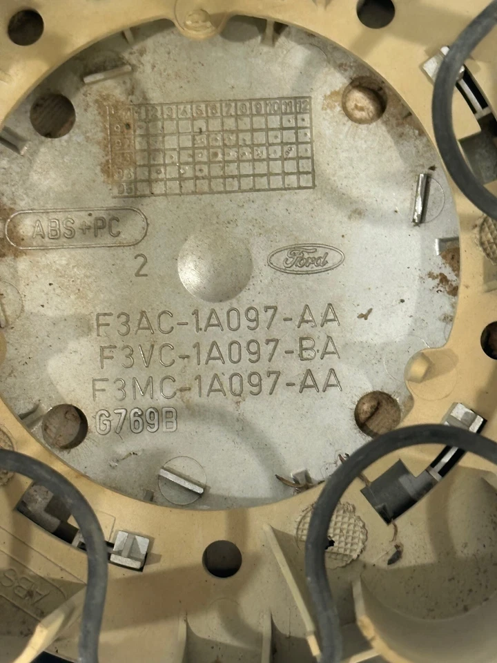 TAPA CENTRAL CROMADA MERCURY GRAND MARQUIS 1993-1996 - 2 F3MC-1A097-AA Foto 3 de 4