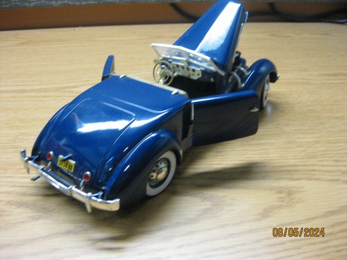 1/18 1937 CORD 812 , IN BLUE ERTL ,NO BOX - Picture 16 of 20