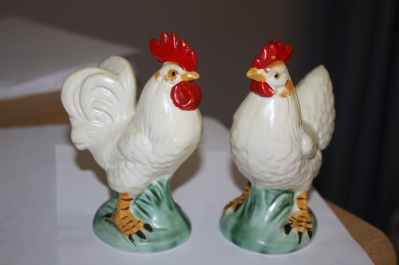 Nihon Yoko Boeki Hand Painted Ceramic Roosters Signed Japan With Clover & Wreath
