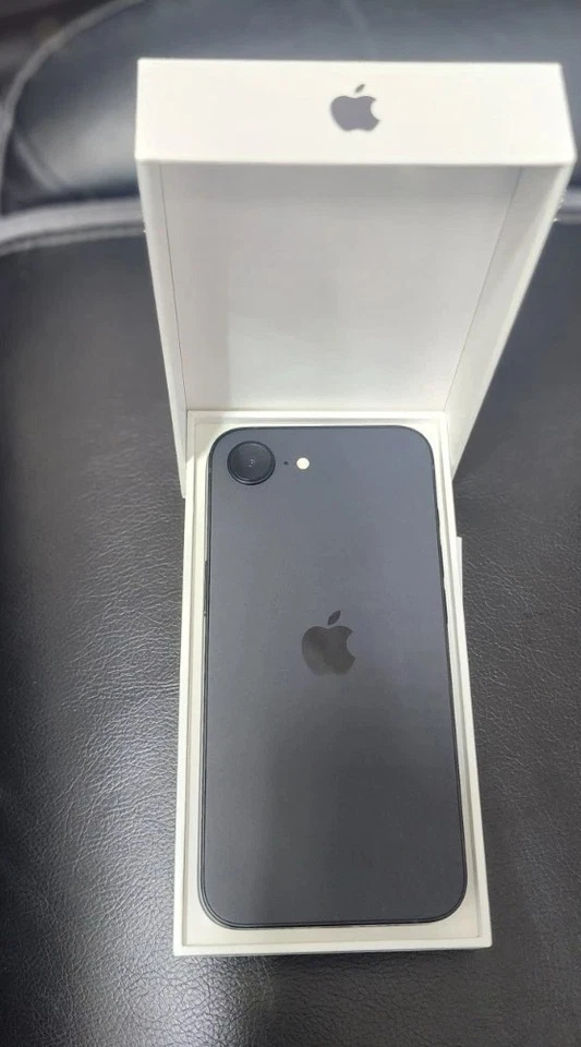  IPhone 16E 128gb NEWS (Boost Mobile ONLY)FREEE Bluetooth EarPods!!!BlackOnly - Image 2 of 3